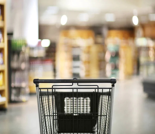 empty grocery cart in an empty supermarket, pandemic,