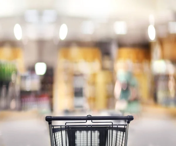 empty grocery cart in an empty supermarket, pandemic,