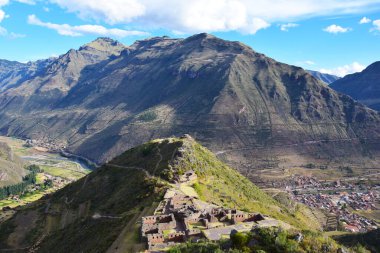 Urubamba Vadisi, Peru 'da Pisac' ta Manzaralı Manzara