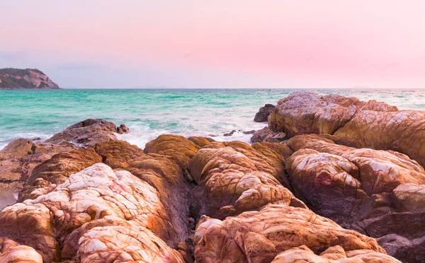 Ομορφιά Των Βράχων Κατά Μήκος Της Ακτής Σμαραγδένιο Πράσινο Νερό — Φωτογραφία Αρχείου