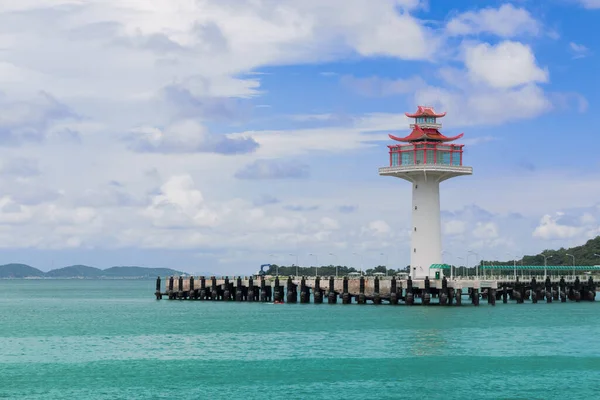 Deniz, Ko Sichang, Koh Sichang 'daki şehir kulesi açık mavi gökyüzü ve bulutların arasında zümrüt yeşili deniz. Chonburi, Tayland.