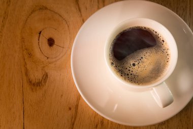 Sıcak, sıcak Americano kahvesi, köpüklü ve dumanlı