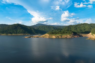 Güzel Khun Dan Prakarn Chon barajı ve açık gökyüzündeki mükemmel orman. Nakornnayok, Tayland