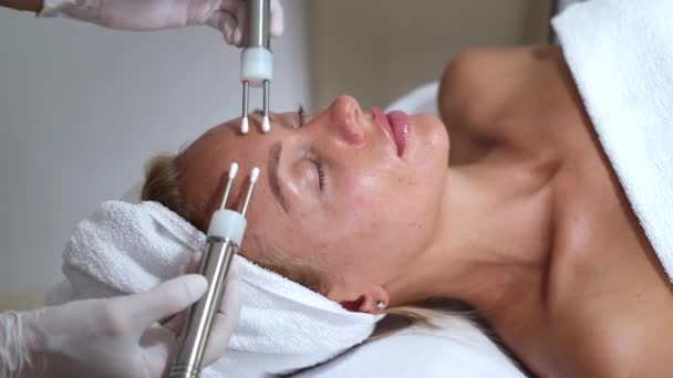 Kosmetisk Procedur För Att Förbättra Tillståndet Huden Ansiktet Med Mikroströmmar — Stockvideo