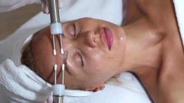 Mikro akımlarla yüz derisinin durumunu iyileştirmek için kozmetik işlem. Kozmetoloji ve profesyonel yüz bakımı.     