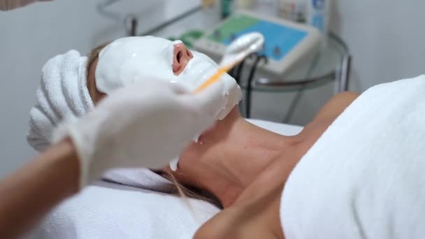 Kosmetolog Stosuje Alginianową Maskę Szpatułką Twarzy Kobiety Skóra Twarzy Leczenie — Wideo stockowe