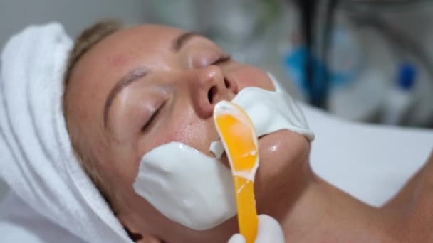 Cosmetólogo Aplica Máscara Alginato Con Espátula Cara Mujer Piel Facial — Vídeo de stock