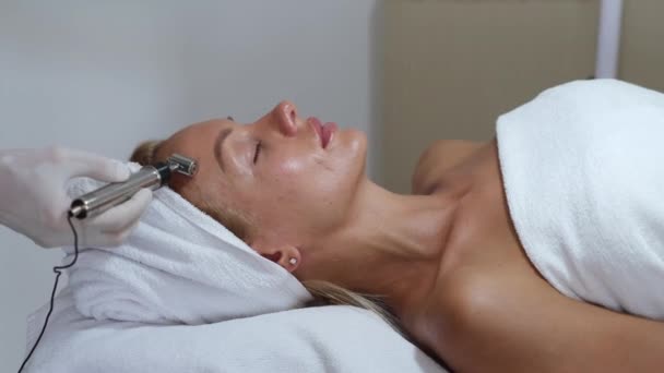 Cosmetologie Vrouw Kliniek Krijgt Stimulerende Elektrische Gezichtsbehandeling Close Van Jong — Stockvideo