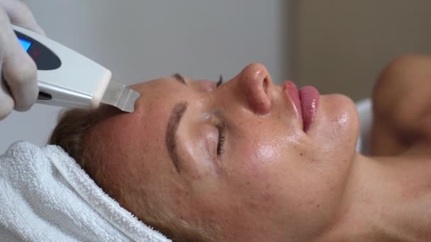 Dispositivo Para Limpieza Facial Ultrasónica Limpieza Cara Casa Descamación Ultrasónica — Vídeo de stock