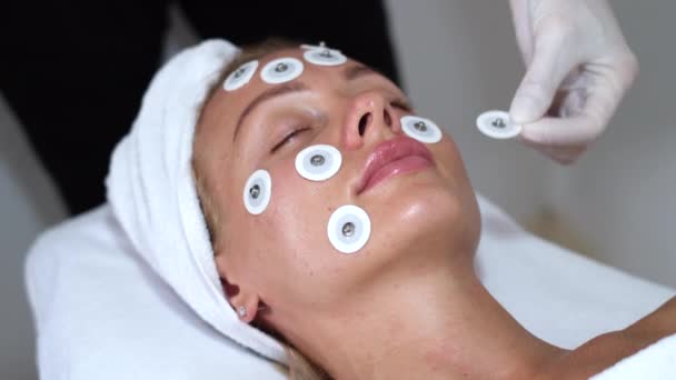 Handen Van Een Cosmetoloog Doen Myostimulatie Het Gezicht Van Een — Stockvideo