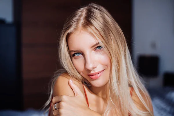 Retrato Una Joven Calma Disfrutando Mañana Hermosa Mujer Con Ojos — Foto de Stock