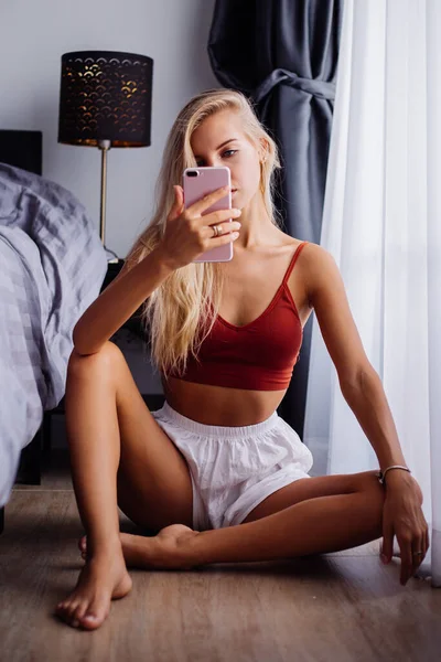 Европейская Блондинка Подходит Блоггер Моды Сидит Полу Спальне Рядом Кроватью — стоковое фото
