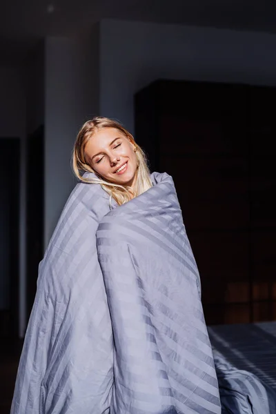Портрет Счастливой Спокойной Женщины Спальне Сером Полосатом Одеяле Черно Бежевом — стоковое фото