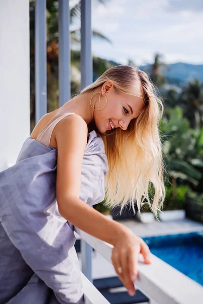 Młoda Blondynka Stylowa Europejka Kocu Tropikalnym Balkonie Spotyka Się Rano — Zdjęcie stockowe