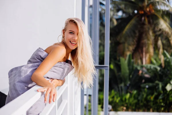 Mladý Blondýny Stylový Evropský Žena Dece Tropickém Balkóně Splňuje Východ — Stock fotografie