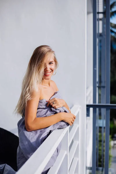 Joven Rubia Elegante Mujer Europea Manta Balcón Tropical Encuentra Con —  Fotos de Stock