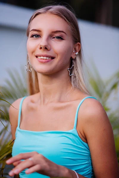 Elegante Joven Hermosa Ajuste Mujer Rubia Delgada Parte Superior Azul — Foto de Stock