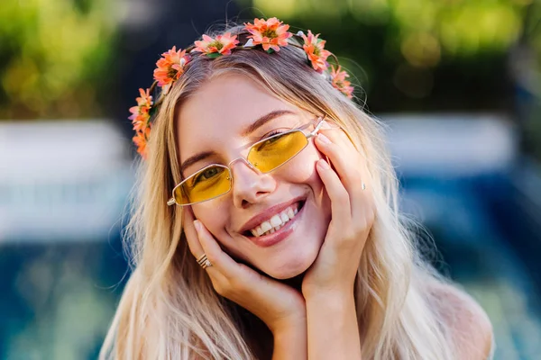 Retrato Joven Rubia Feliz Pelo Largo Mujer Gafas Sol Moda — Foto de Stock