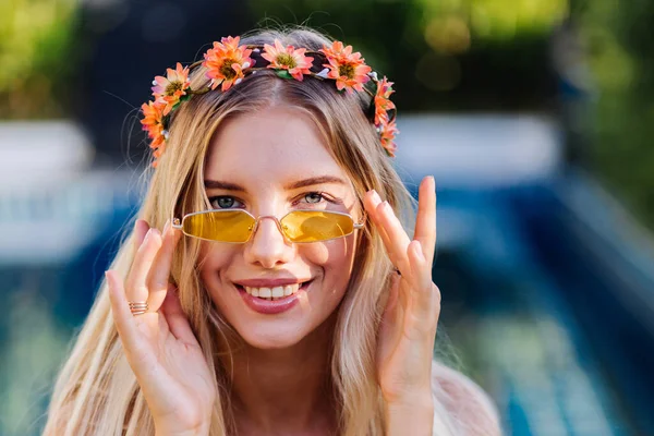 Retrato Jovem Loira Feliz Mulher Cabelo Longo Óculos Sol Amarelos — Fotografia de Stock