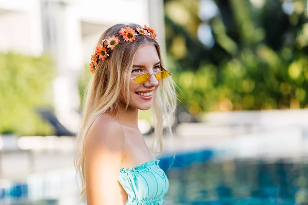 Porträtt Ung Glad Blond Lång Hår Kvinna Gula Trendiga Solglasögon — Stockfoto