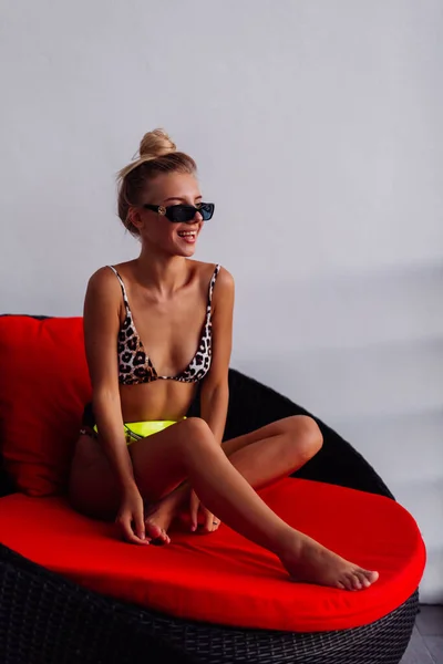 Sexy Fit Opálené Evropské Módní Blogger Žena Malých Leopard Bikinách — Stock fotografie