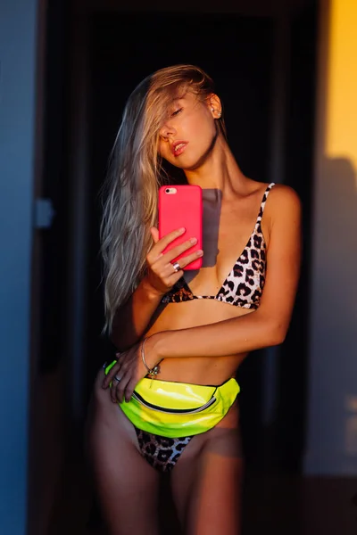 Brillante Colorido Retrato Elegante Una Joven Blogger Delgada Bikini Leopardo — Foto de Stock