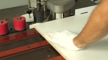 Tahta yonga mobilya yapma süreci. Kesme tahtaları. Kenarları hizala. Tahtada delikler açıyorum. Eldivenli bir adam fabrikada mobilya yapıyor, yakın çekim. Çalışma süreci.          