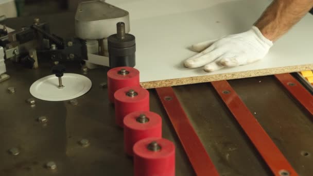 Proses Membuat Mebel Papan Chipboard Kayu Pemotongan Papan Sejajarkan Tepinya — Stok Video