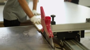 Tahta yonga mobilya yapma süreci. Kesme tahtaları. Kenarları hizala. Tahtada delikler açıyorum. Eldivenli bir adam fabrikada mobilya yapıyor, yakın çekim. Çalışma süreci.          