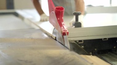 Tahta yonga mobilya yapma süreci. Kesme tahtaları. Kenarları hizala. Tahtada delikler açıyorum. Eldivenli bir adam fabrikada mobilya yapıyor, yakın çekim. Çalışma süreci.          