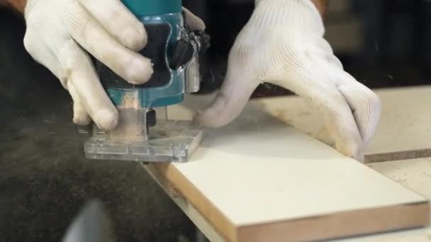 Proces Produkcji Drewnianych Mebli Wiórowych Deski Krojenia Ustaw Krawędzie Robią — Wideo stockowe