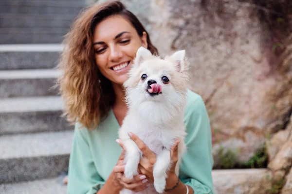 Відкритому Портреті Кучерявої Європейської Засмаглої Жінки Зберігається Щасливий Собака Пес — стокове фото