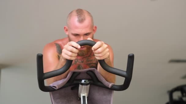 Europejski Przystojny Tatuaż Silny Mięsień Brodaty Mężczyzna Siłowni Robi Cardio — Wideo stockowe