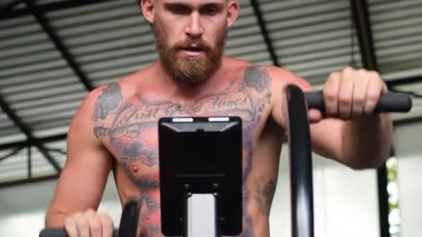 Europea Guapo Tatuado Fuerte Músculo Barbudo Hombre Gimnasio Haciendo Cardio — Vídeos de Stock
