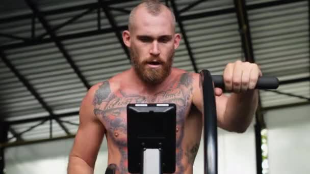 Ευρωπαϊκό Όμορφος Τατουάζ Ισχυρή Μυς Γενειοφόρος Άνδρας Στο Γυμναστήριο Κάνει — Αρχείο Βίντεο