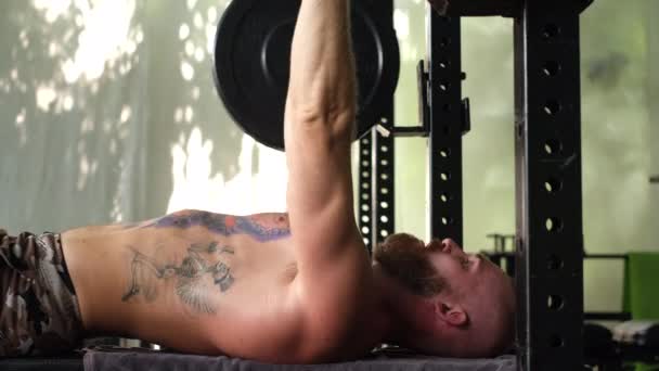 Homem Forte Tatuado Com Barba Ginásio Muscular Fisiculturista Cara Fazendo — Vídeo de Stock