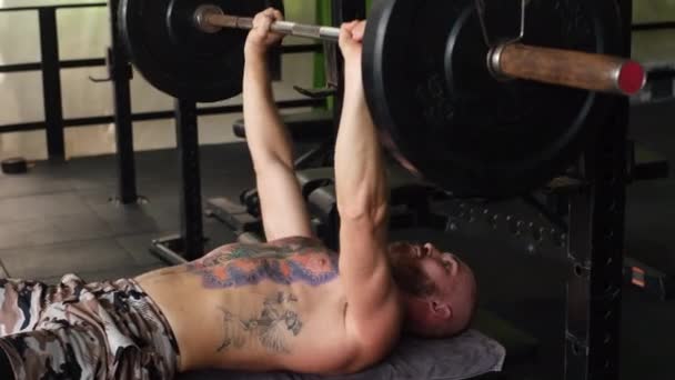 Tattooed Strong Man Beard Gym Muscular Bodybuilder Guy Doing Barbell — Stock Video
