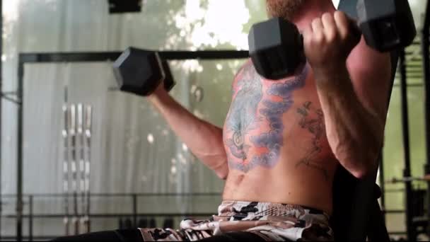 Νεαρός Μυώδης Τατουάζ Ισχυρός Μυς Γενειοφόρος Ευρωπαίος Κάνει Σκληρή Άσκηση — Αρχείο Βίντεο
