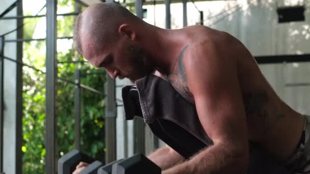 Joven Musculoso Tatuado Musculoso Fuerte Barbudo Hombre Europeo Haciendo Ejercicio — Vídeos de Stock