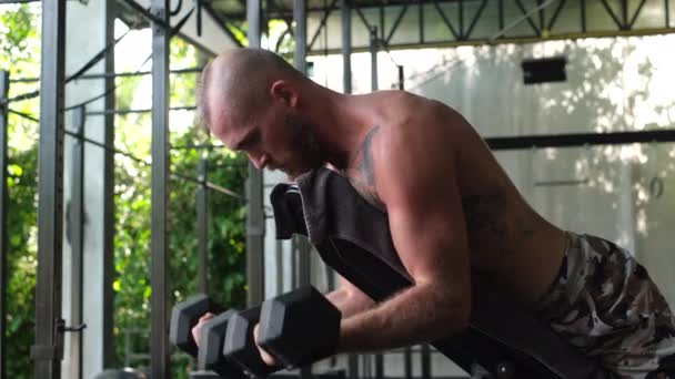 Joven Musculoso Tatuado Musculoso Fuerte Barbudo Hombre Europeo Haciendo Ejercicio — Vídeos de Stock