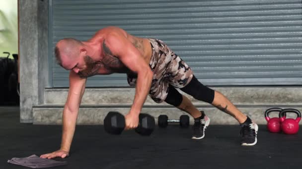 Joven Musculoso Tatuado Musculoso Fuerte Barbudo Hombre Europeo Haciendo Ejercicio — Vídeos de Stock