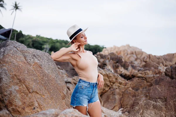 Outdoor Modeporträt Einer Jungen Europäerin Beigem Body Anzug Blauer Jeanshose — Stockfoto