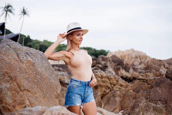 Outdoor Modeporträt Einer Jungen Europäerin Beigem Body Anzug Blauer Jeanshose — Stockfoto