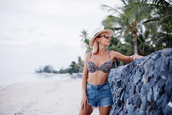 Glückliche Junge Europäerin Leoparden Bikini Jeanshose Und Klassischem Weißen Hut — Stockfoto