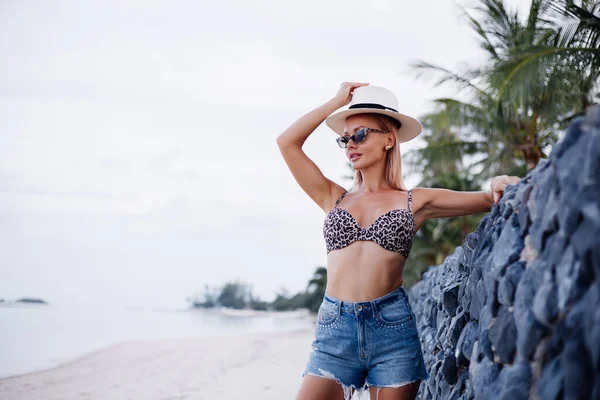 Glückliche Junge Europäerin Leoparden Bikini Jeanshose Und Klassischem Weißen Hut — Stockfoto