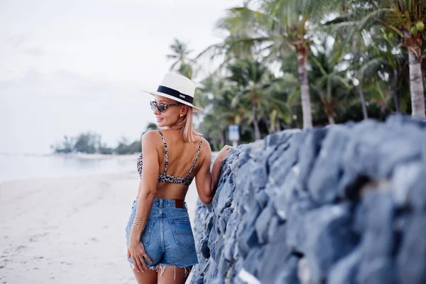 Glückliche Junge Europäerin Leoparden Bikini Jeanshose Und Klassischem Weißen Hut — Stockfoto