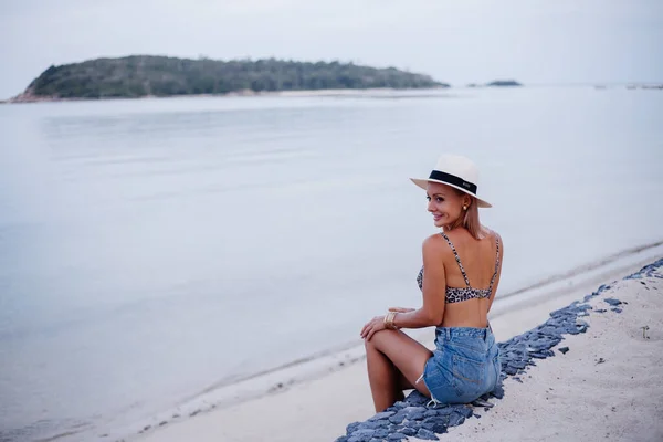 Glückliche Junge Europäerin Leoparden Bikini Jeanshose Und Klassischem Weißen Hut — Stockfoto