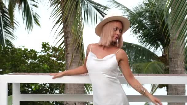 Модний Ніжний Портрет Елегантної Стильної Жінки Довгій Білій Сукні Великі — стокове відео