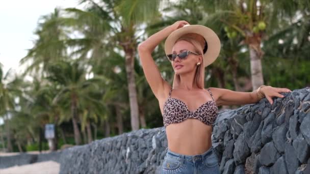 Vrolijke Jonge Europese Vrouw Luipaard Top Bikini Jean Shorts Klassieke — Stockvideo