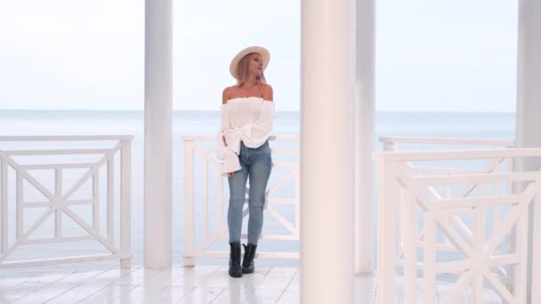 Elegante Donna Top Alla Moda Con Maniche Voluminose Jeans Cappello — Video Stock